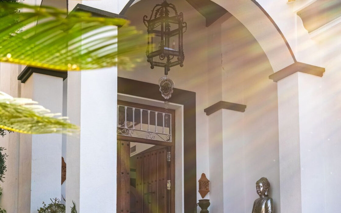 Просторная вилла 436 кв.м в центре Марбельи с террасой