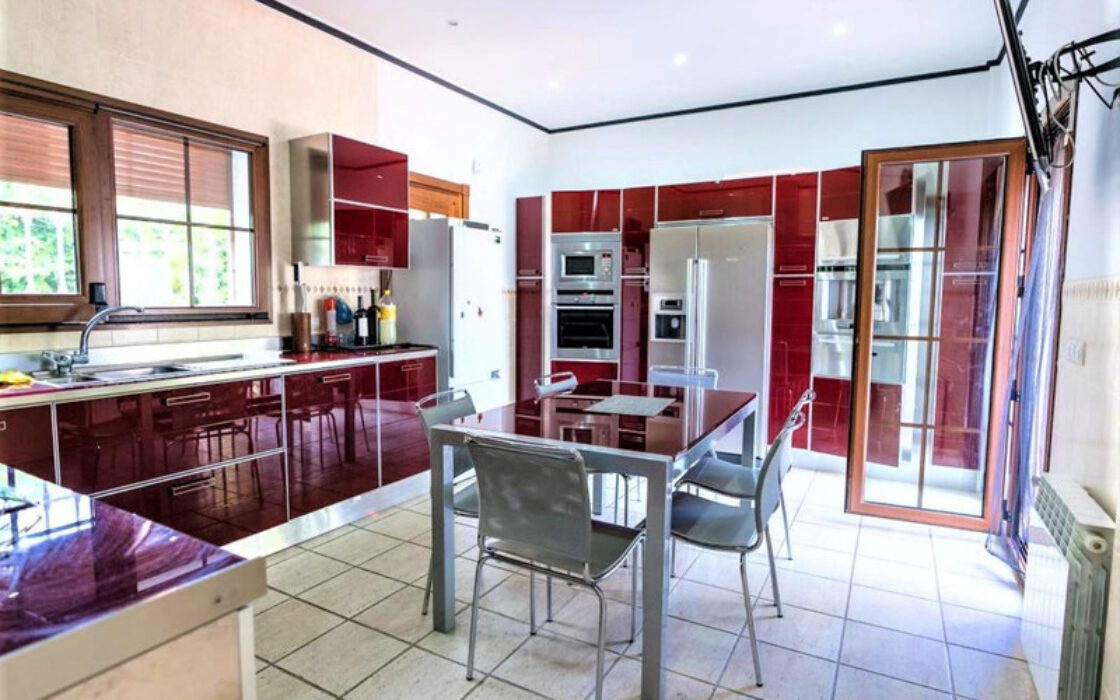 Просторная вилла 436 кв.м в центре Марбельи с террасой