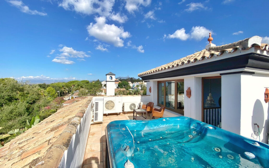 Просторная вилла 436 кв.м в центре Марбельи с террасой