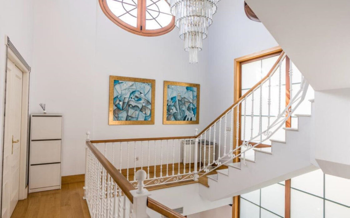 Просторная вилла 436 кв.м в центре Марбельи с террасой