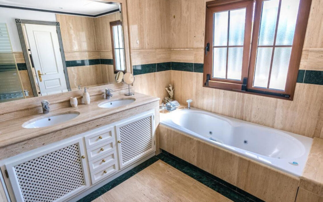 Просторная вилла 436 кв.м в центре Марбельи с террасой