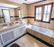 Просторная вилла 436 кв.м в центре Марбельи с террасой