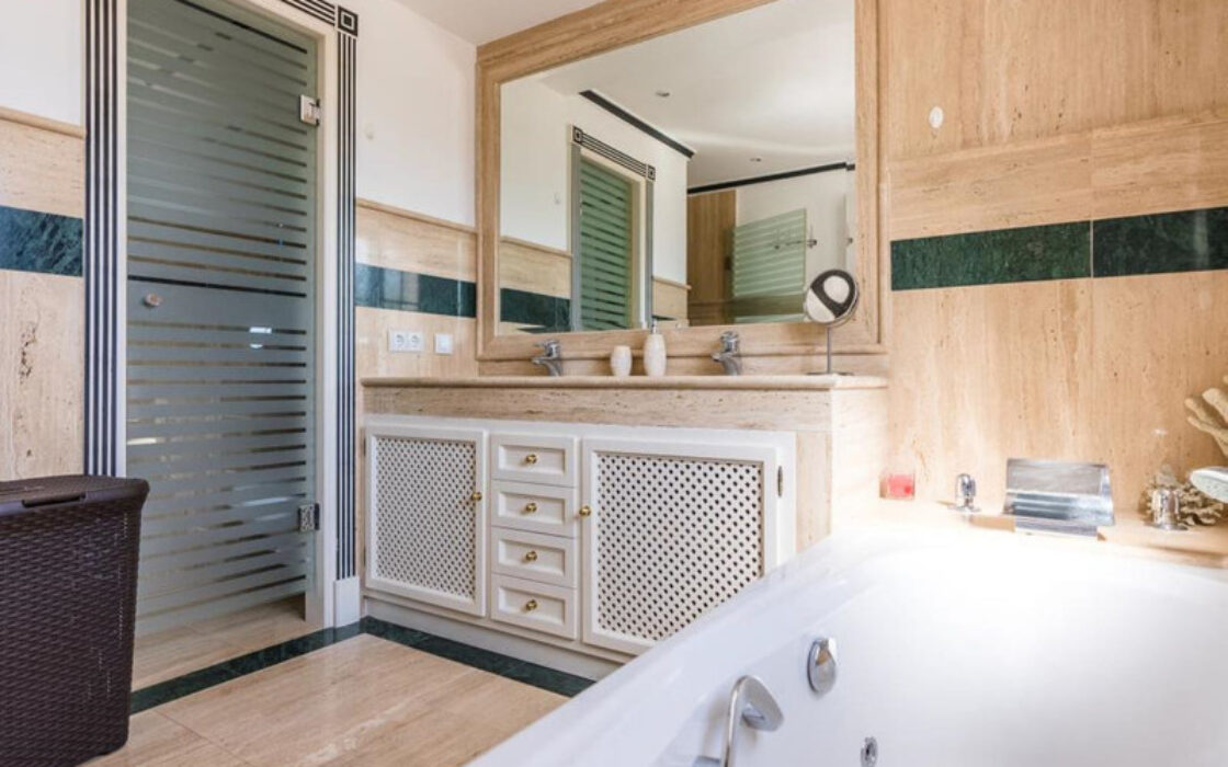 Просторная вилла 436 кв.м в центре Марбельи с террасой