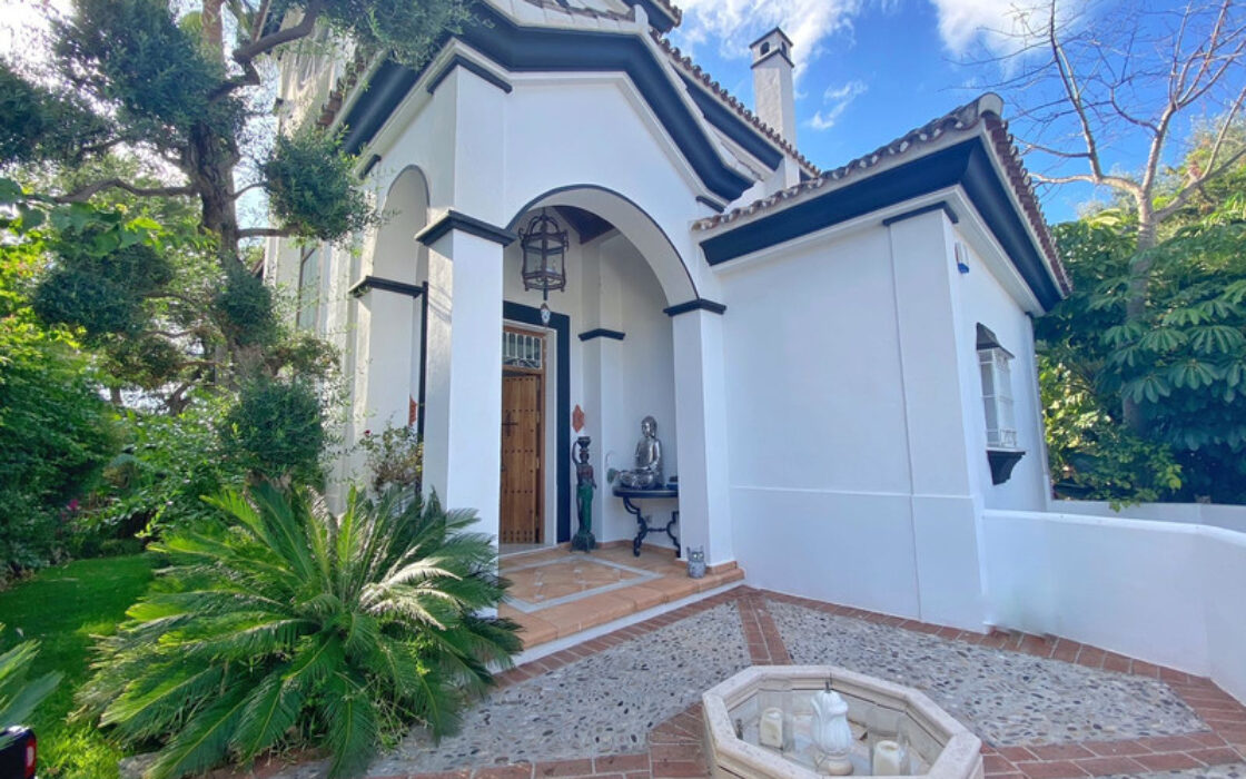 Просторная вилла 436 кв.м в центре Марбельи с террасой