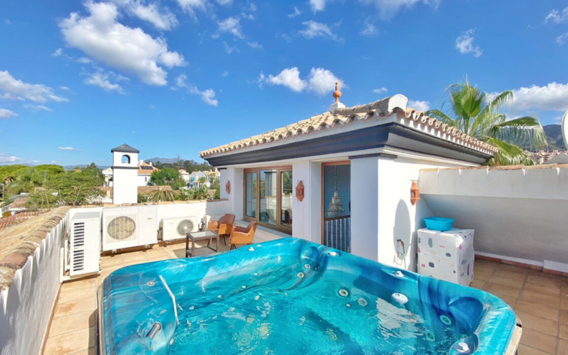 Просторная вилла 436 кв.м в центре Марбельи с террасой