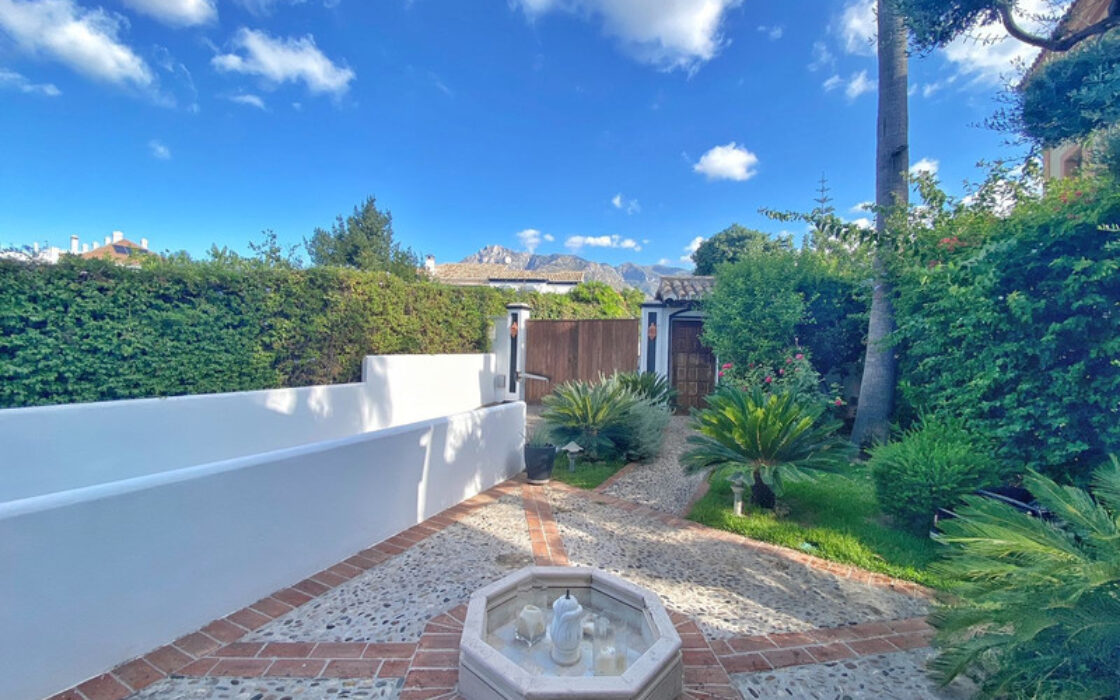 Просторная вилла 436 кв.м в центре Марбельи с террасой