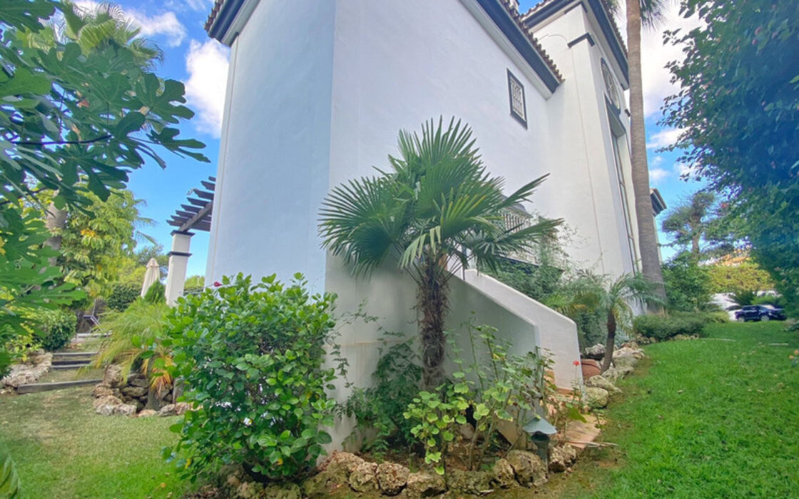 Просторная вилла 436 кв.м в центре Марбельи с террасой