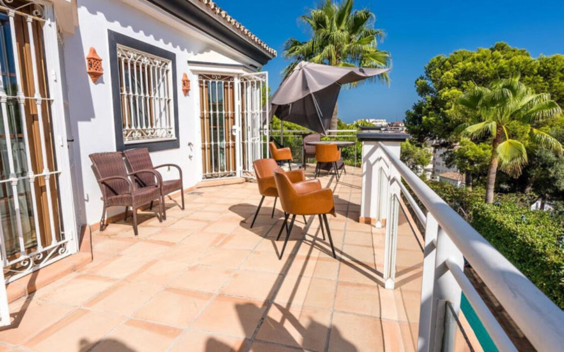 Просторная вилла 436 кв.м в центре Марбельи с террасой