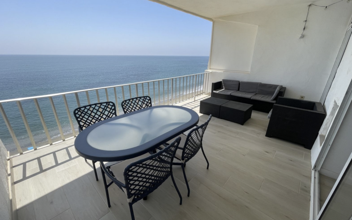 Квартира 70 кв.м с террасой у моря в Эстепоне