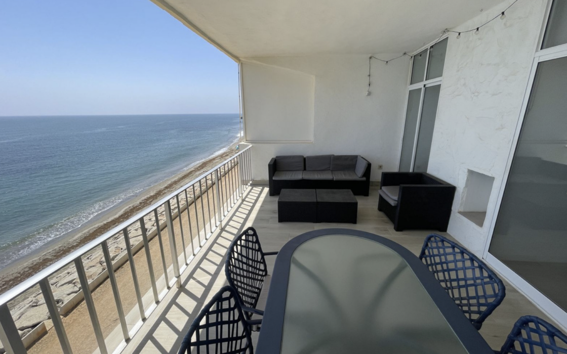 Квартира 70 кв.м с террасой у моря в Эстепоне