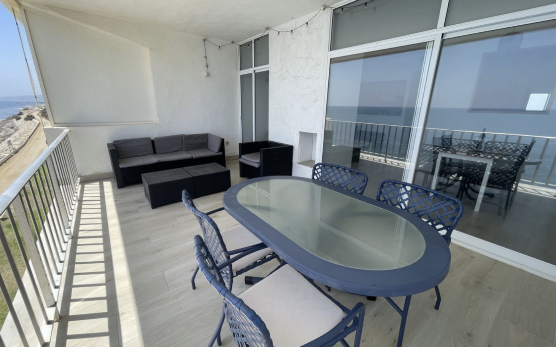 Квартира 70 кв.м с террасой у моря в Эстепоне