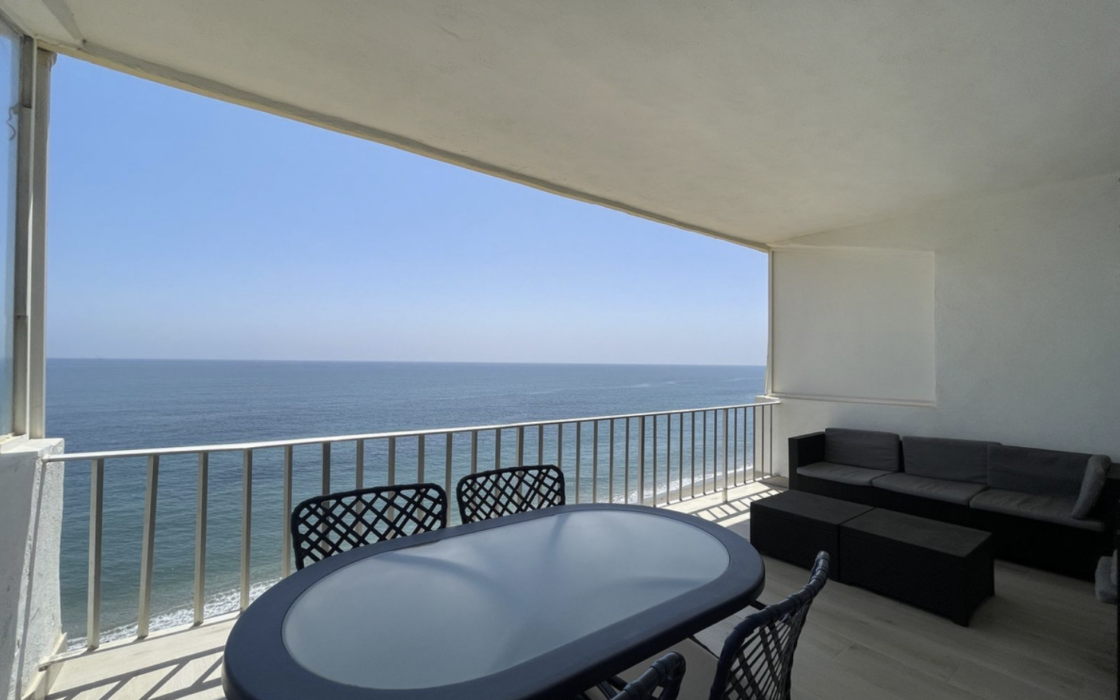 Квартира 70 кв.м с террасой у моря в Эстепоне