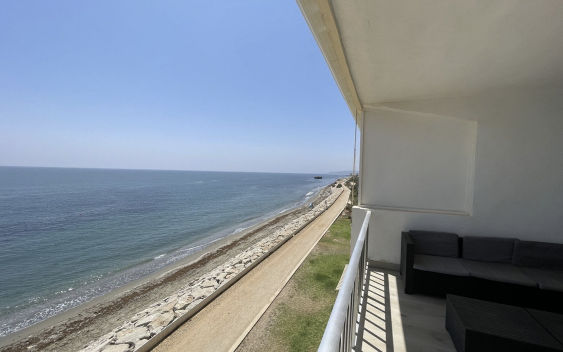 Квартира 70 кв.м с террасой у моря в Эстепоне