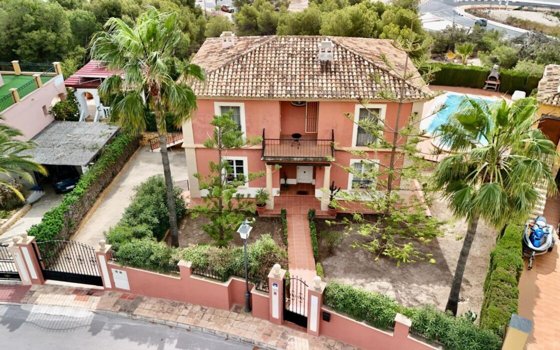 Просторная вилла в Финистрата 320 кв.м с видом на море