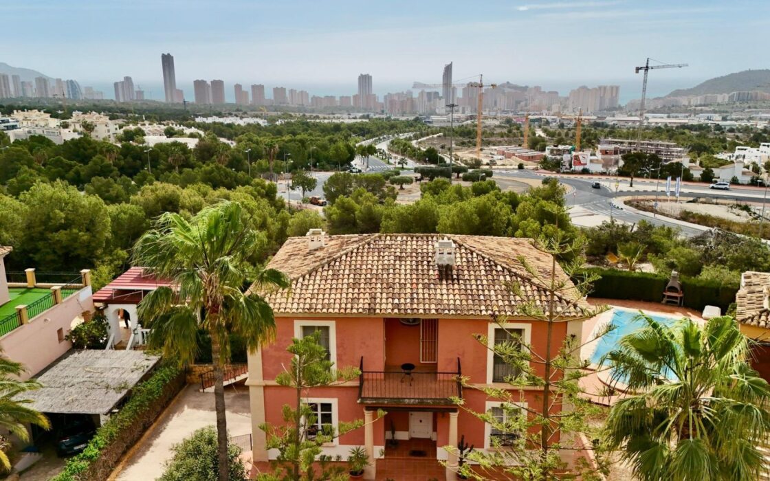 Просторная вилла в Финистрата 320 кв.м с видом на море