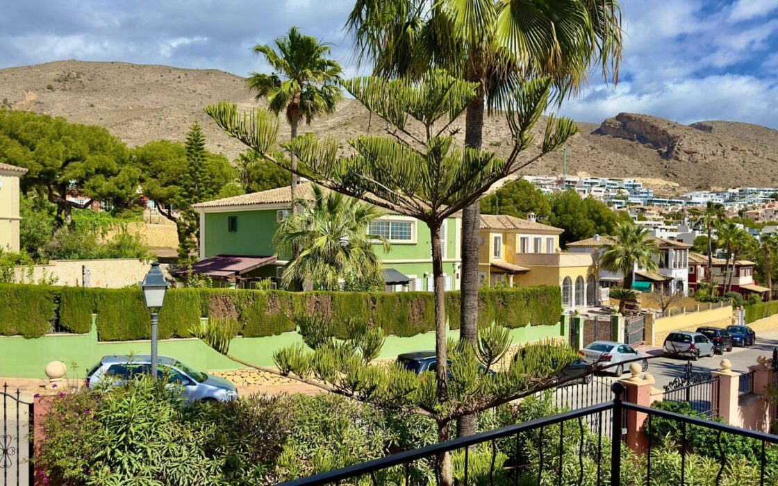 Просторная вилла в Финистрата 320 кв.м с видом на море