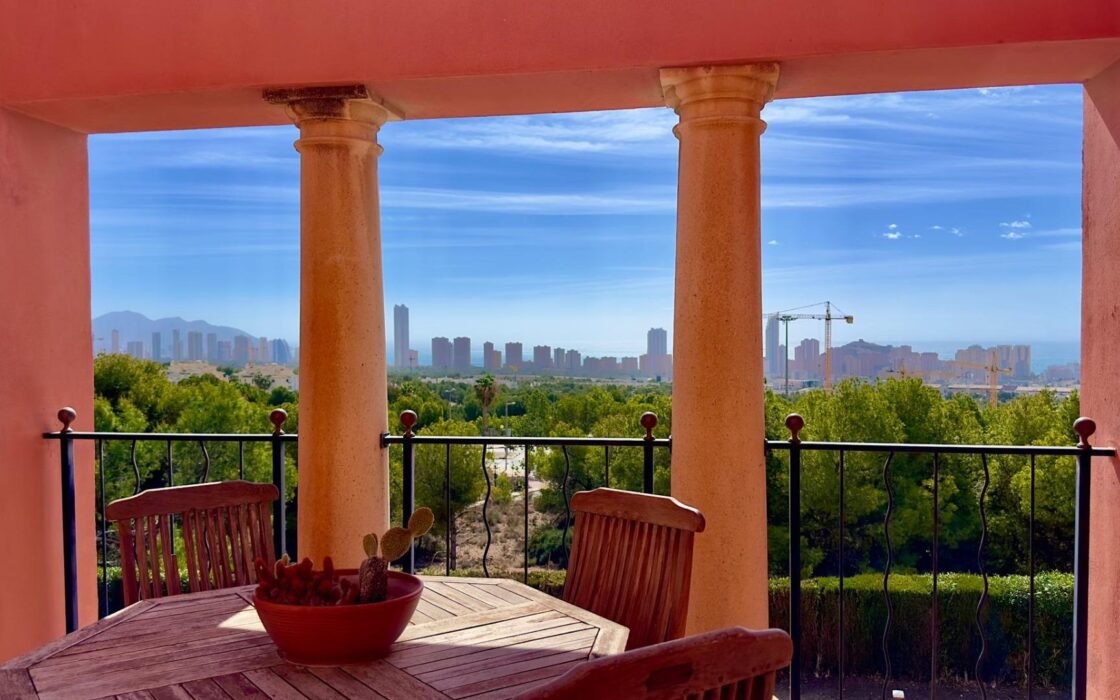 Просторная вилла в Финистрата 320 кв.м с видом на море