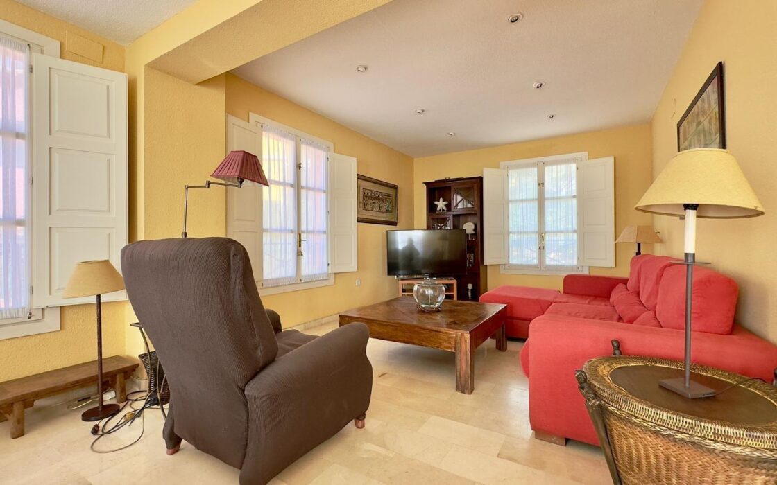 Просторная вилла в Финистрата 320 кв.м с видом на море