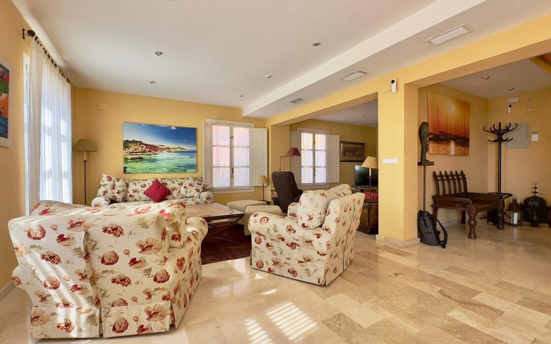 Просторная вилла в Финистрата 320 кв.м с видом на море