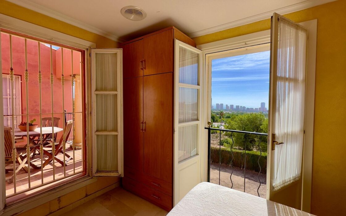 Просторная вилла в Финистрата 320 кв.м с видом на море