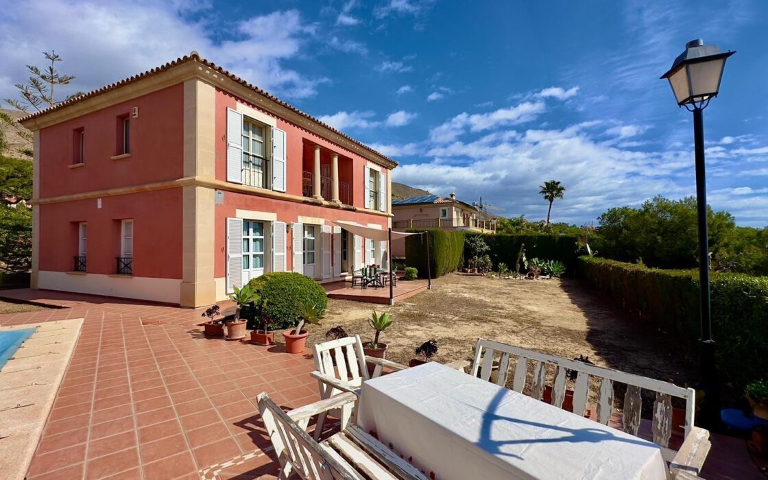 Просторная вилла в Финистрата 320 кв.м с видом на море