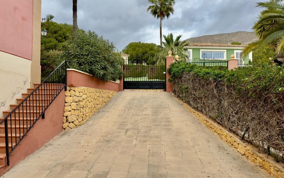 Просторная вилла в Финистрата 320 кв.м с видом на море