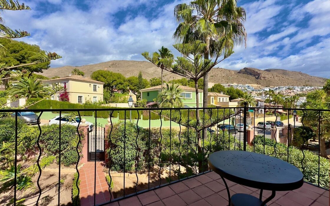 Просторная вилла в Финистрата 320 кв.м с видом на море