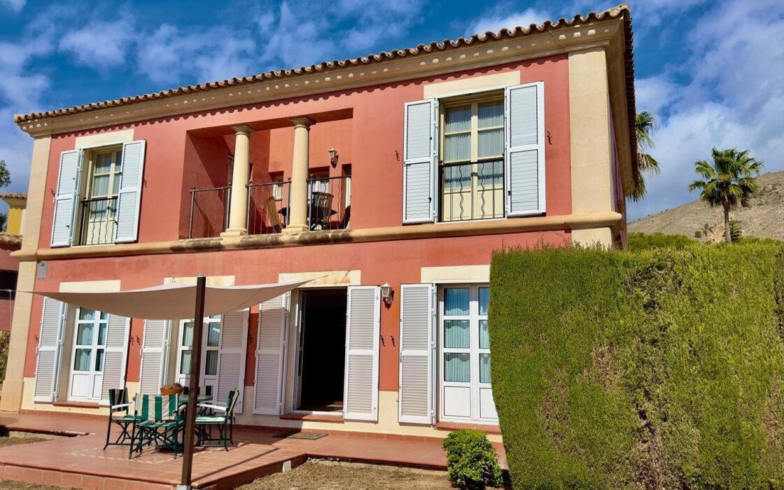 Просторная вилла в Финистрата 320 кв.м с видом на море