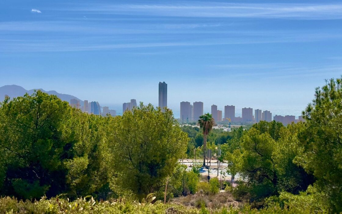 Просторная вилла в Финистрата 320 кв.м с видом на море