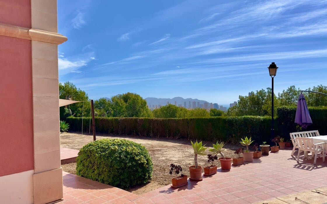 Просторная вилла в Финистрата 320 кв.м с видом на море