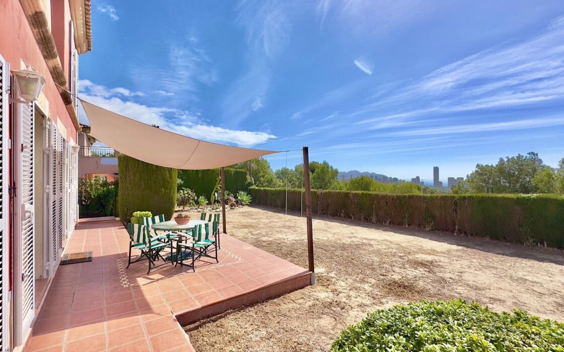 Просторная вилла в Финистрата 320 кв.м с видом на море