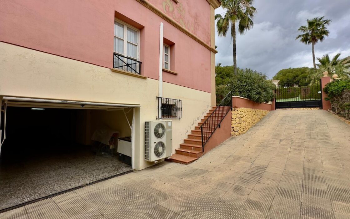 Просторная вилла в Финистрата 320 кв.м с видом на море