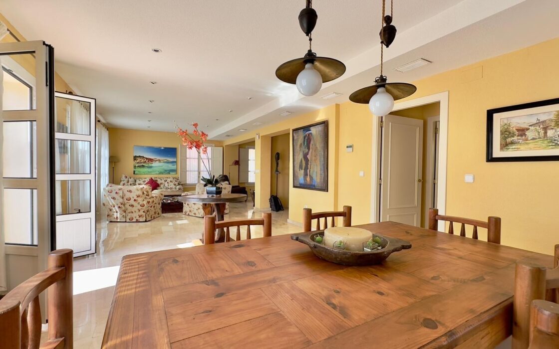 Просторная вилла в Финистрата 320 кв.м с видом на море