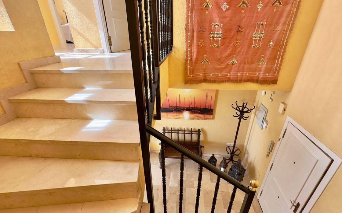 Просторная вилла в Финистрата 320 кв.м с видом на море