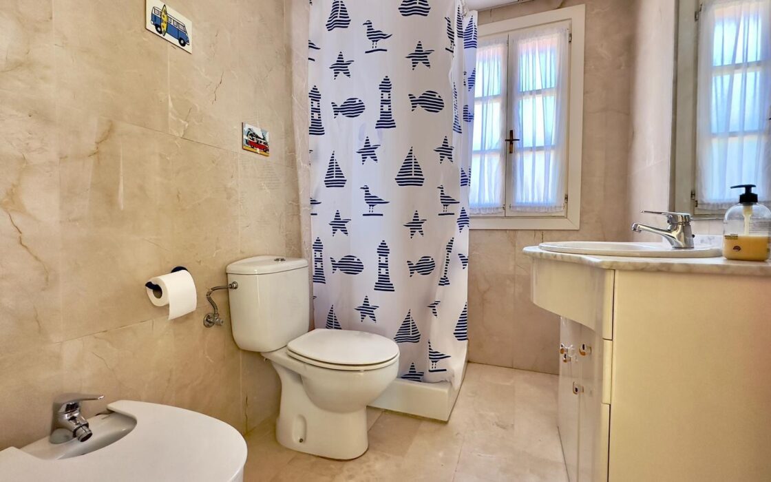 Просторная вилла в Финистрата 320 кв.м с видом на море