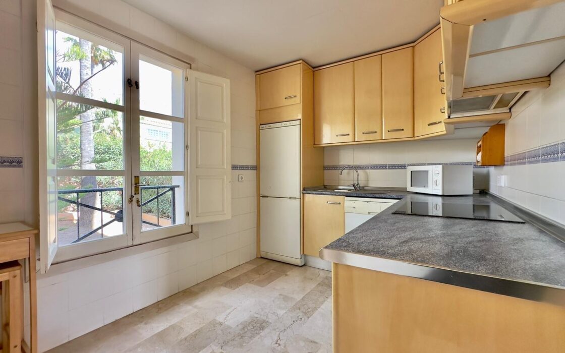 Просторная вилла в Финистрата 320 кв.м с видом на море