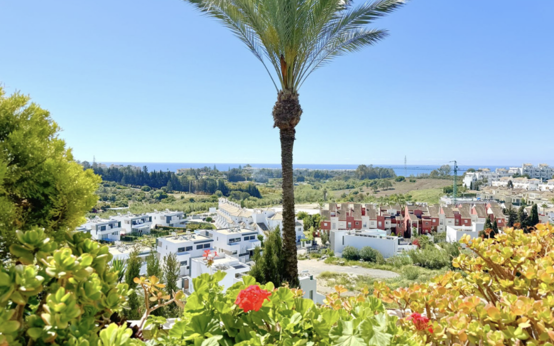 Просторная 3-комнатная квартира с панорамным видом в Эстепоне