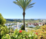 Просторная 3-комнатная квартира с панорамным видом в Эстепоне