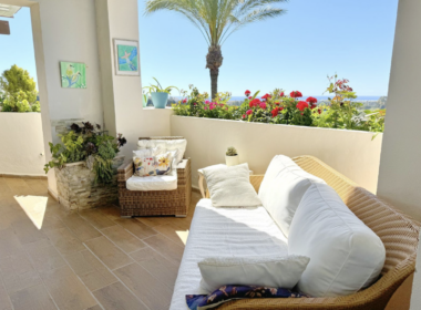 Простора 3-кімнатна квартира з панорамним видом в Естепоні