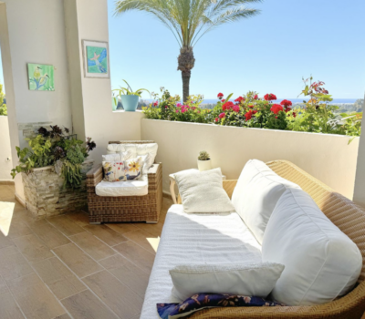 Простора 3-кімнатна квартира з панорамним видом в Естепоні