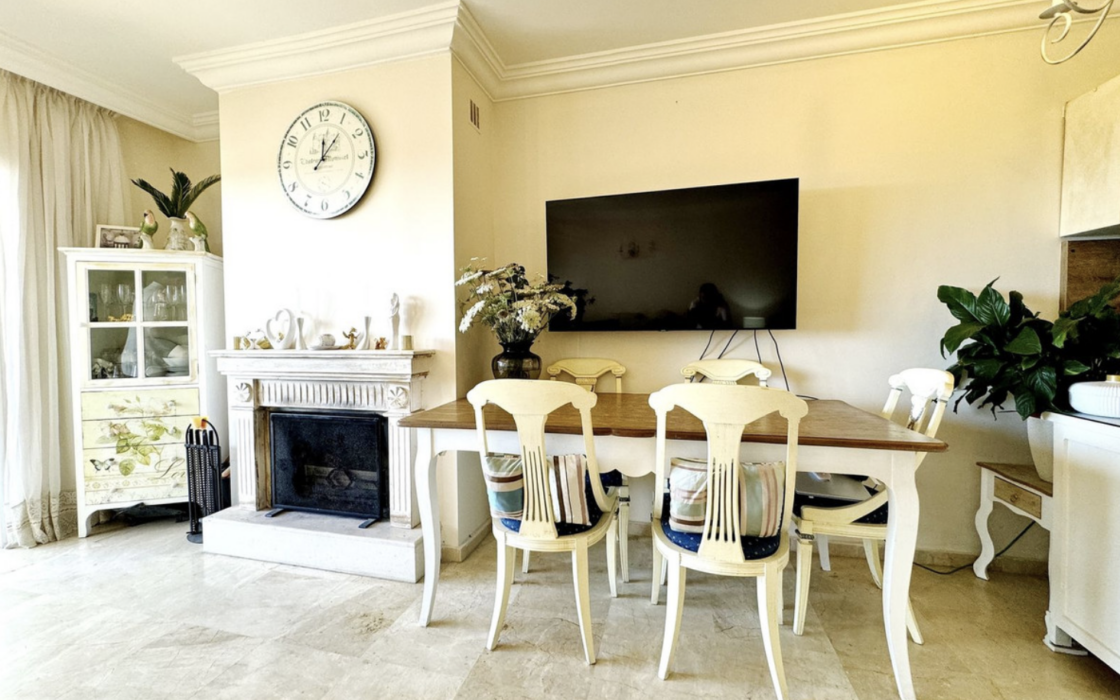 Просторная 3-комнатная квартира с панорамным видом в Эстепоне