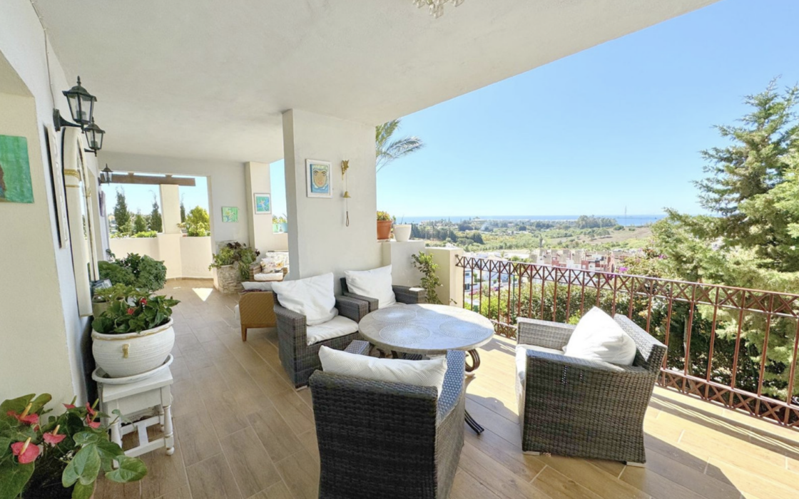 Просторная 3-комнатная квартира с панорамным видом в Эстепоне