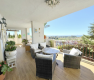 Просторная 3-комнатная квартира с панорамным видом в Эстепоне