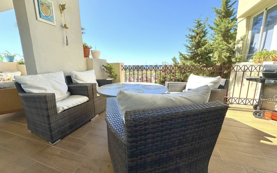 Просторная 3-комнатная квартира с панорамным видом в Эстепоне