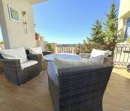 Просторная 3-комнатная квартира с панорамным видом в Эстепоне