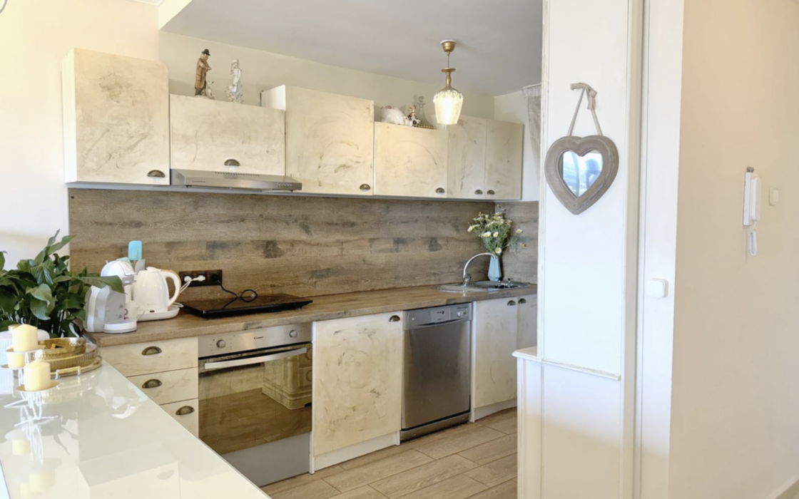 Просторная 3-комнатная квартира с панорамным видом в Эстепоне