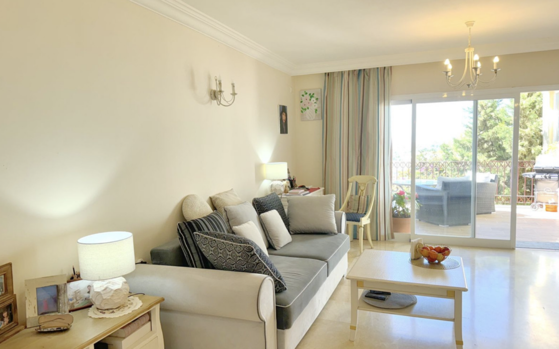 Просторная 3-комнатная квартира с панорамным видом в Эстепоне