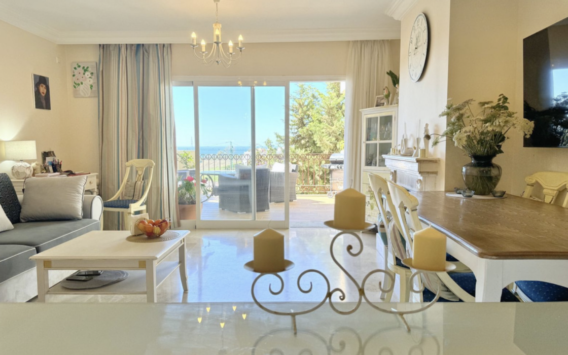 Просторная 3-комнатная квартира с панорамным видом в Эстепоне