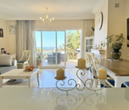 Просторная 3-комнатная квартира с панорамным видом в Эстепоне