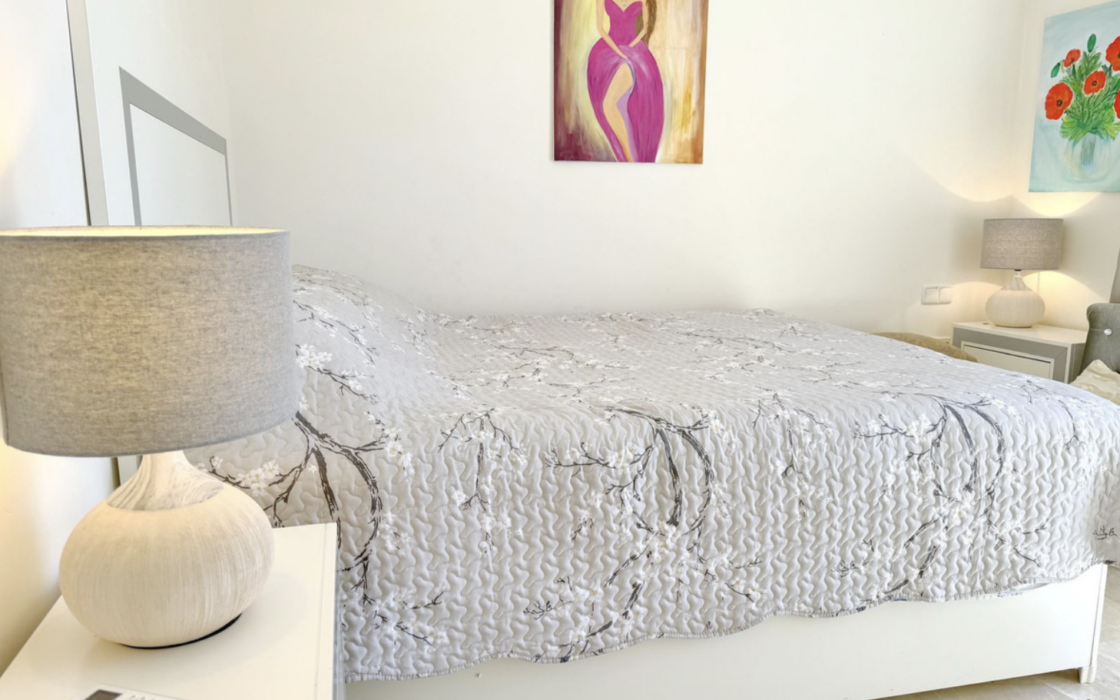 Просторная 3-комнатная квартира с панорамным видом в Эстепоне